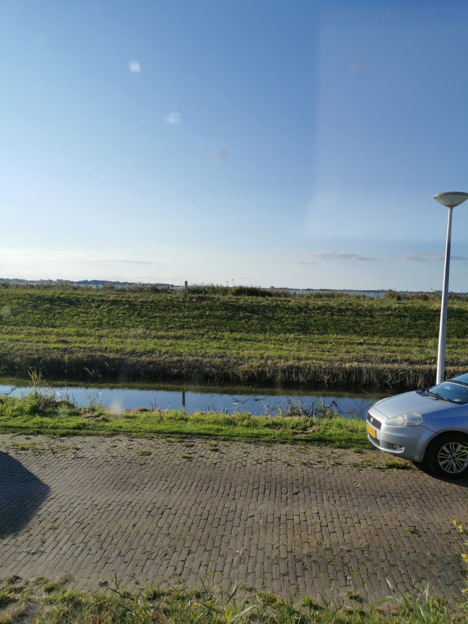 Barts uitzicht op de Markerdijk vanuit zijn studeerplek